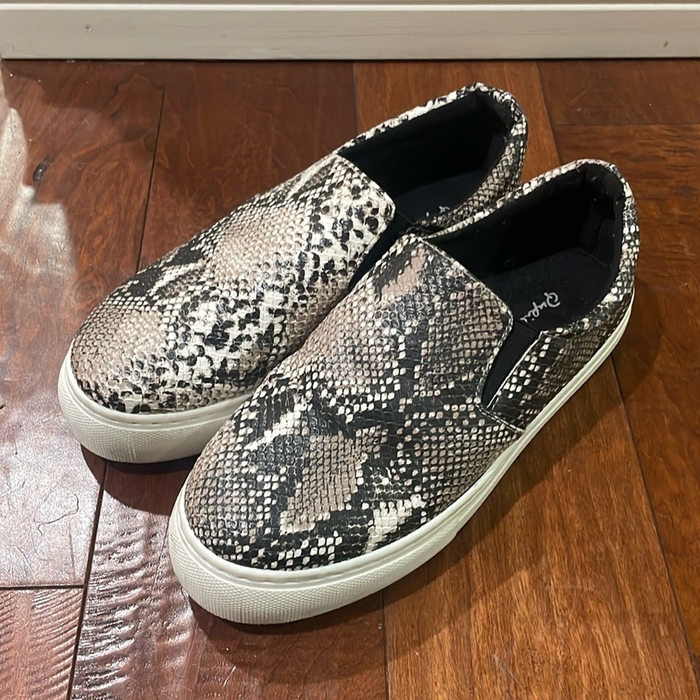 Qupid Snakeskin Slip-on Shoes Size 8.5